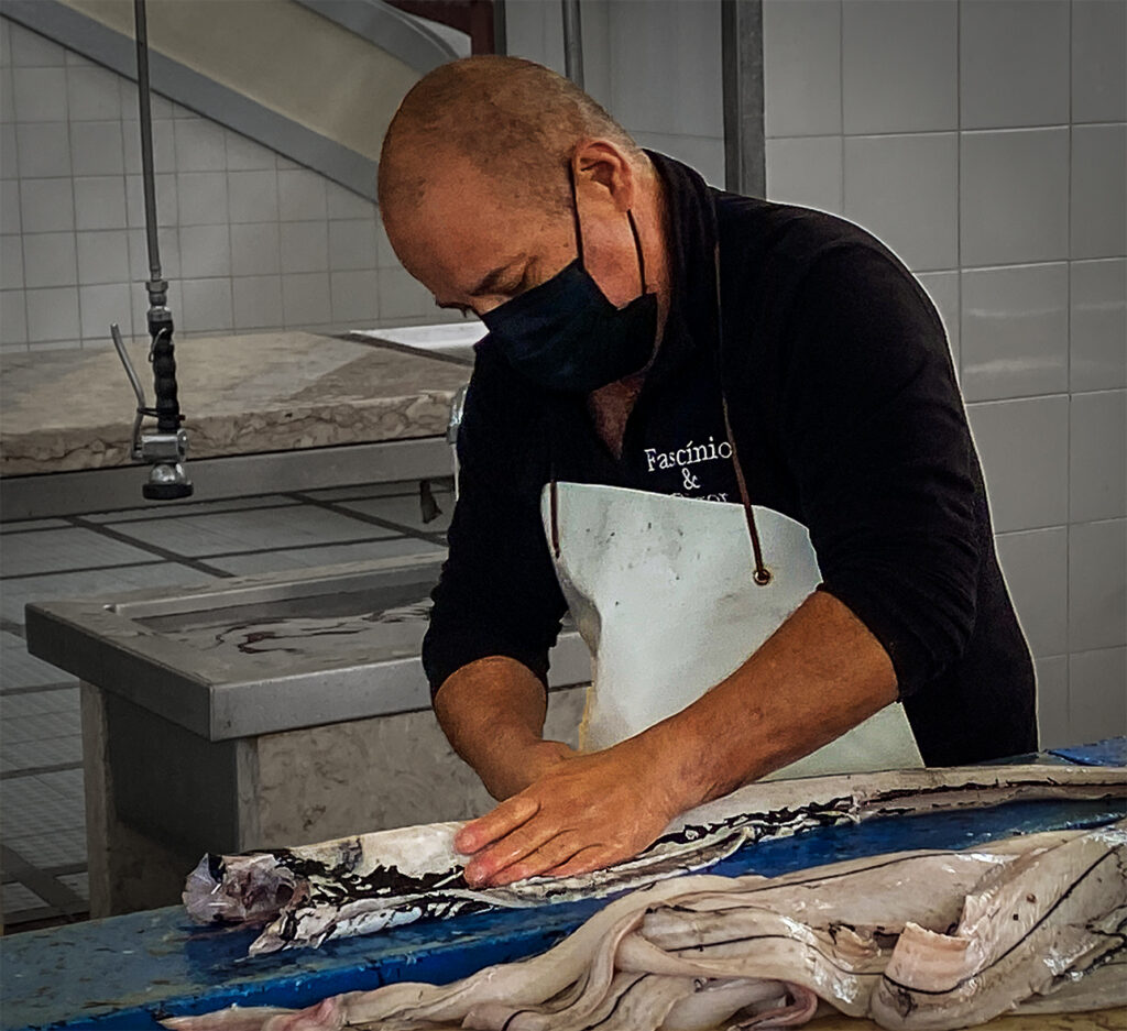Man filleting scabbard fish